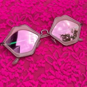 👄👄👄Lips sunglasses pink mirror pale
